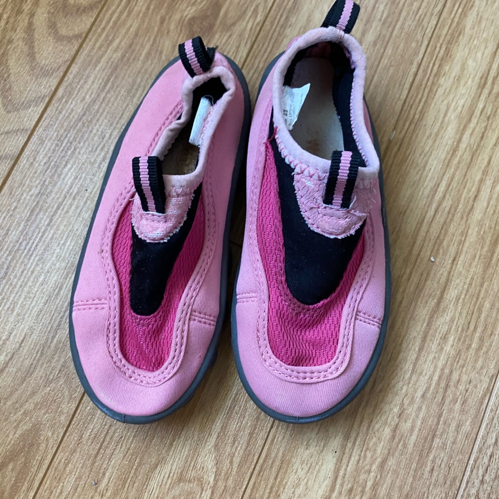 ✨4/$16✨Kids Pink Water Shoes Size 8/9 GUC